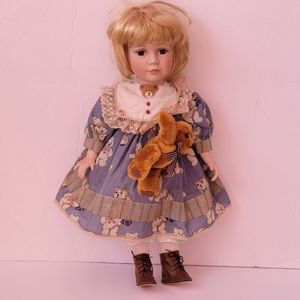 Duck house ceramic doll.